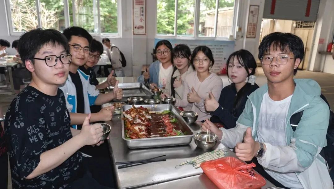 合肥一高中请学生免费吃鱼 合肥一高中请学生免费吃鱼