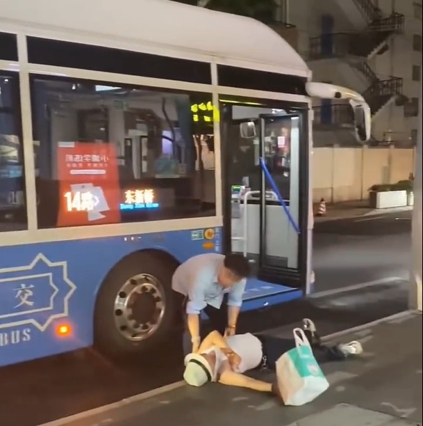 上海一公交车司机好心扶摔倒老人，反被讹诈？有反转！
