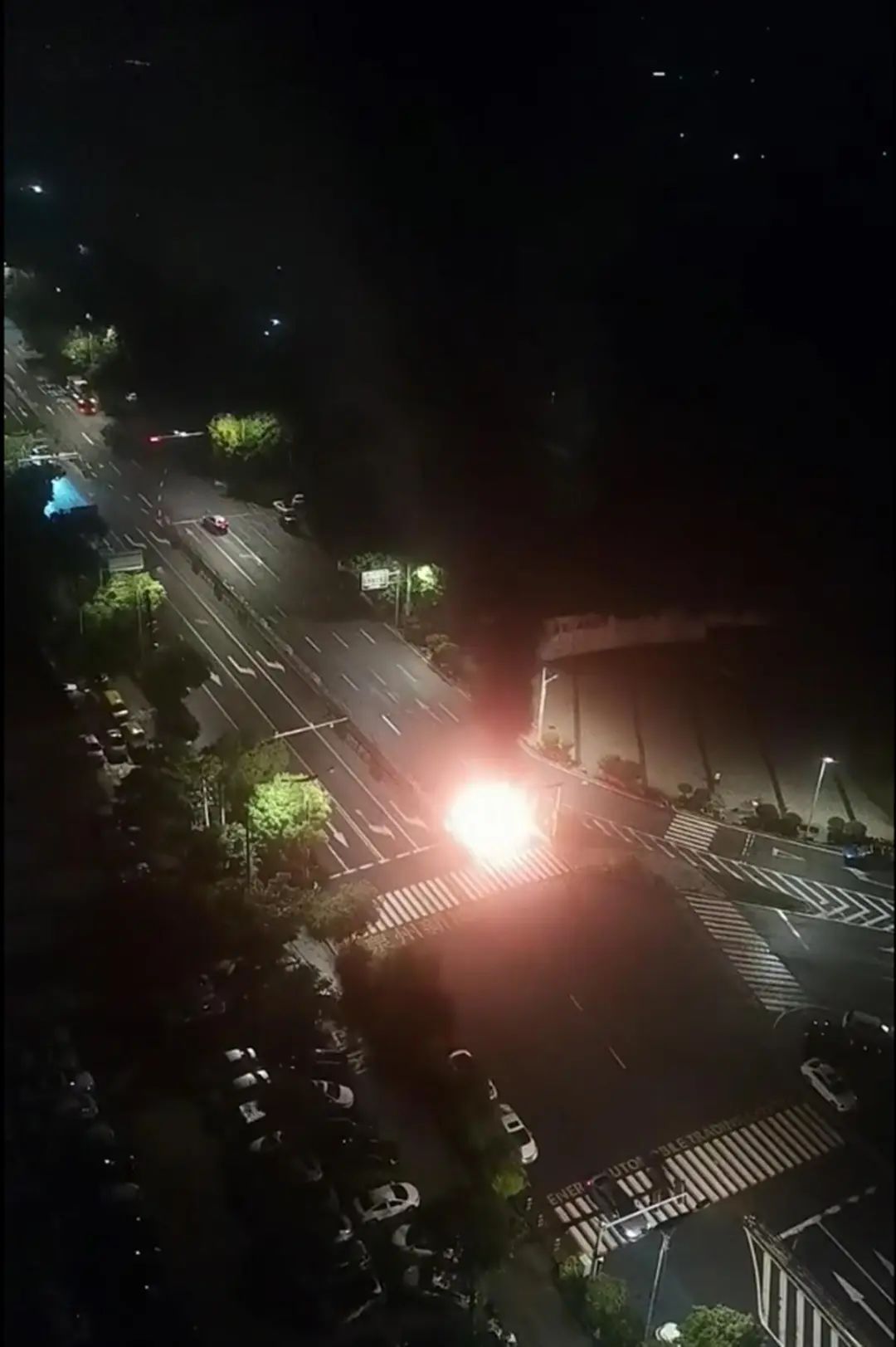 车辆起火燃烧，一人被困不幸遇难！