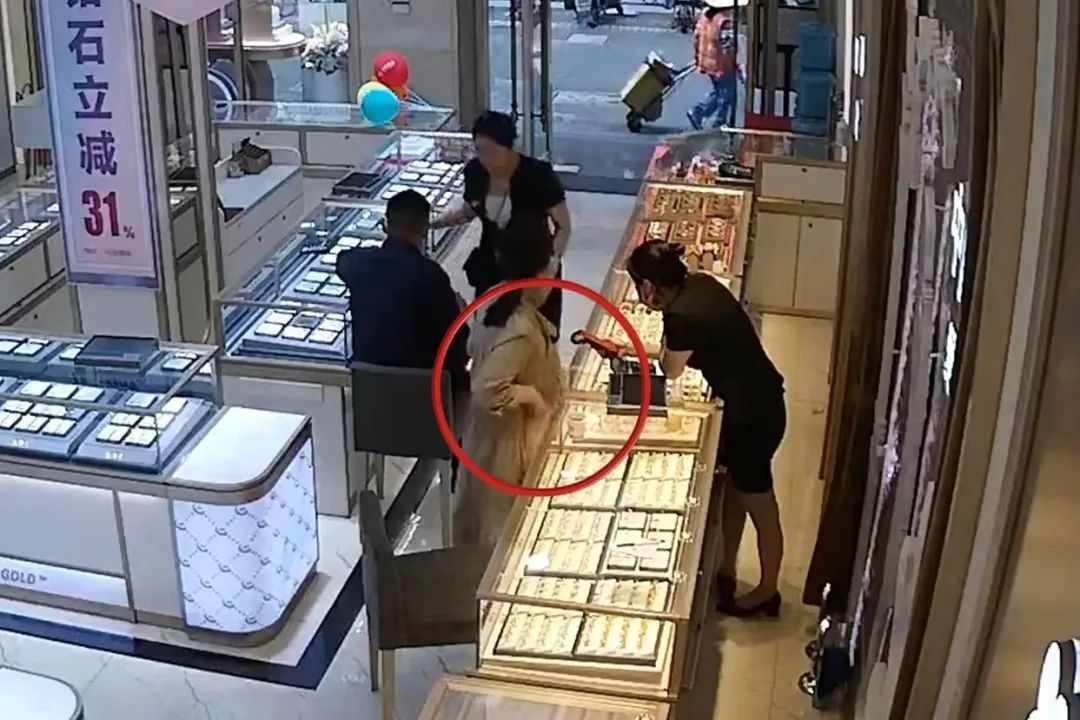 女子初见网恋男友就要买金饰,还“摸”走店里金戒指!男子知情后表态 女子初见网恋男友就要买金饰,还“摸”走店里金戒指!男子知情后表态