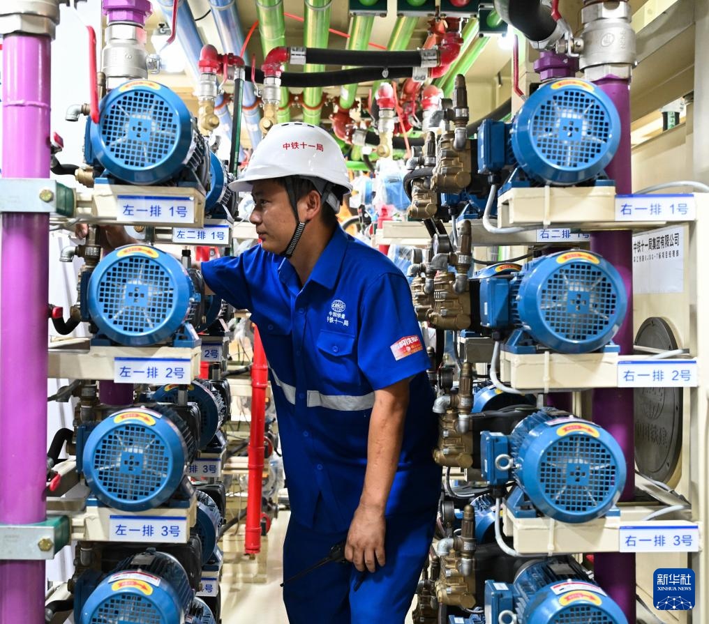 深江铁路深莞隧道13米直径盾构机始发