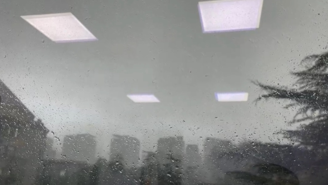 北京遭遇狂风，暴雨，冰雹！多处树木被刮倒，部分地铁延误，今日晚高峰交通压力大！