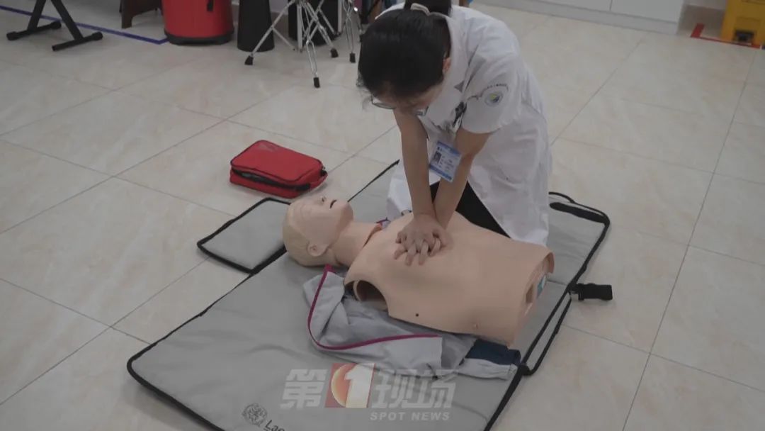 这一跪太帅了！一男子突发心脏病，深圳女医生跪地救助