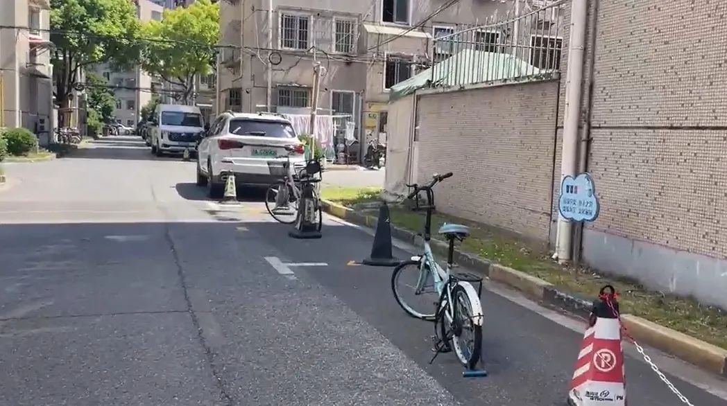 毁绿种菜、浇粪施肥、搭违建、飞线充电……这个小区问题数不完，管理“躺平”？