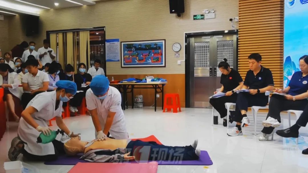 这一跪太帅了！一男子突发心脏病，深圳女医生跪地救助