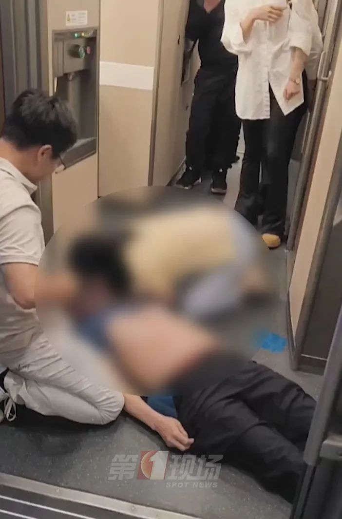 这一跪太帅了！一男子突发心脏病，深圳女医生跪地救助