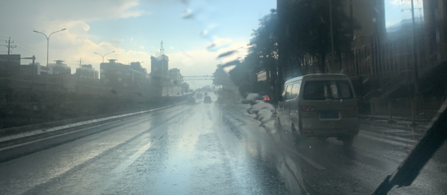 北京遭遇狂风，暴雨，冰雹！多处树木被刮倒，部分地铁延误，今日晚高峰交通压力大！