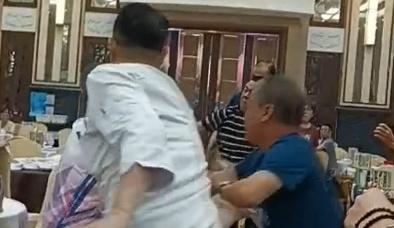 疑为“争台”喝早茶，食客大打出手！警方通报了