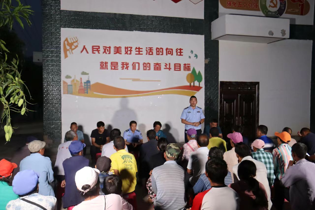 “奶,你怎么把派出所的人喊来修灯了!” “奶,你怎么把派出所的人喊来修灯了!”