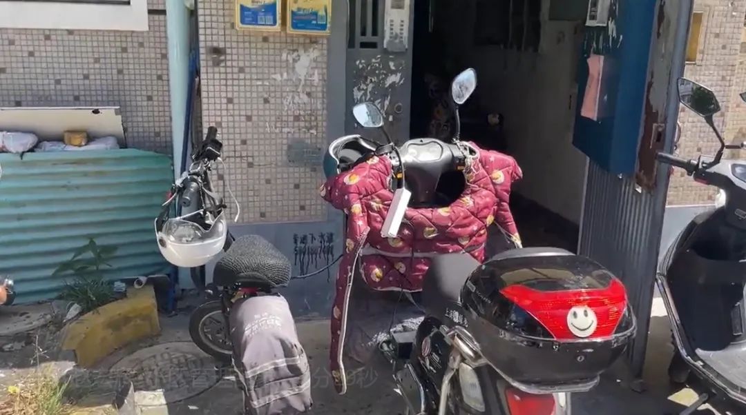 毁绿种菜、浇粪施肥、搭违建、飞线充电……这个小区问题数不完，管理“躺平”？