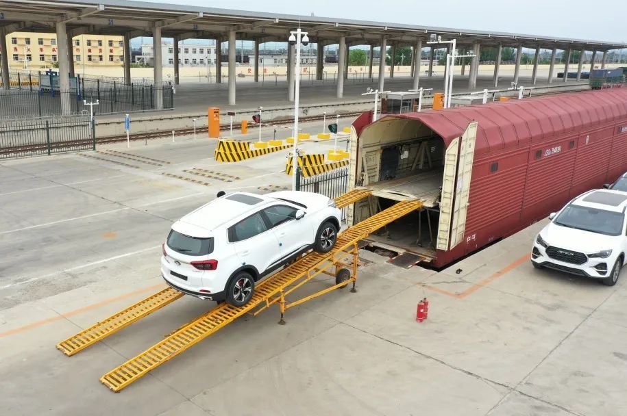 小汽车搭乘专列出国啦! 小汽车搭乘专列出国啦!