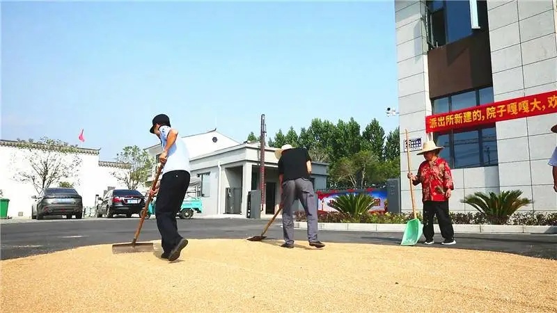 “派出所新建的，院子嘎嘎大，欢迎来晒粮！”