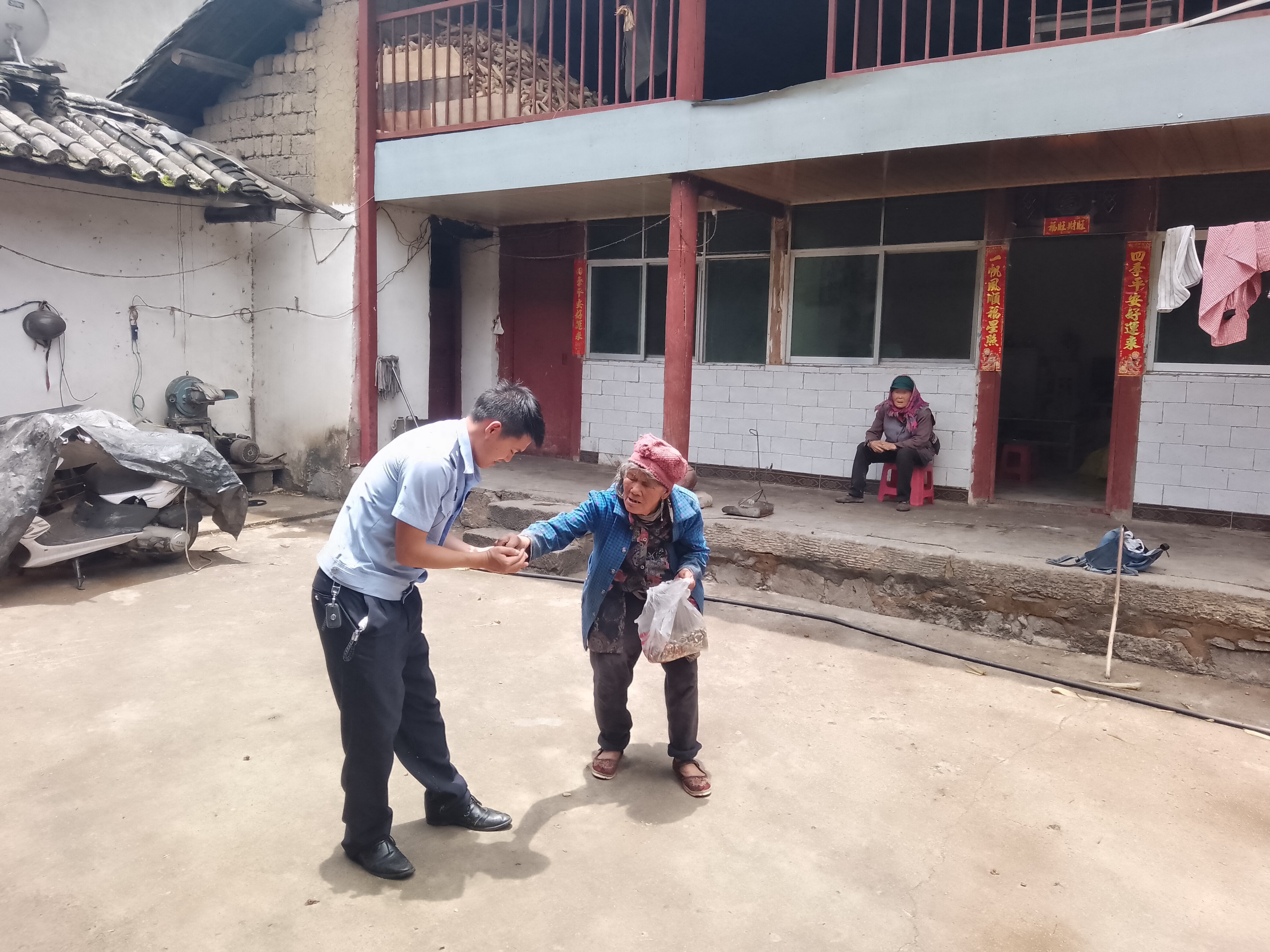 “奶,你怎么把派出所的人喊来修灯了!” “奶,你怎么把派出所的人喊来修灯了!”