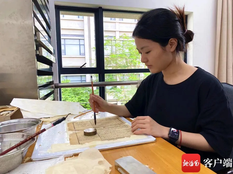海南“95后”古籍修复师邱雪纯传承传统手艺,给古籍第二次“生命” 海南“95后”古籍修复师邱雪纯传承传统手艺,给古籍第二次“生命”