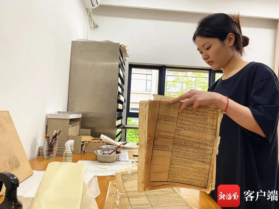 海南“95后”古籍修复师邱雪纯传承传统手艺,给古籍第二次“生命” 海南“95后”古籍修复师邱雪纯传承传统手艺,给古籍第二次“生命”