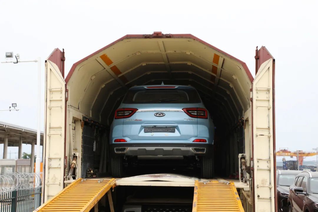 小汽车搭乘专列出国啦! 小汽车搭乘专列出国啦!