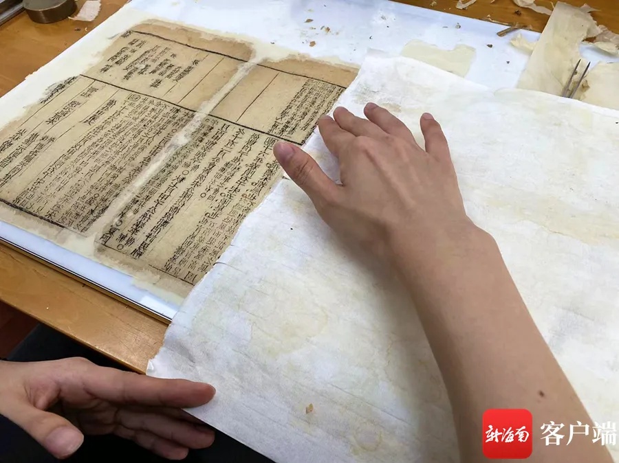 海南“95后”古籍修复师邱雪纯传承传统手艺,给古籍第二次“生命” 海南“95后”古籍修复师邱雪纯传承传统手艺,给古籍第二次“生命”