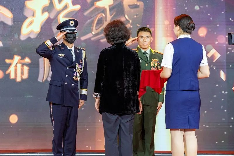 领奖不能露脸?!上台前3分钟,他还忙着... 领奖不能露脸?!上台前3分钟,他还忙着...