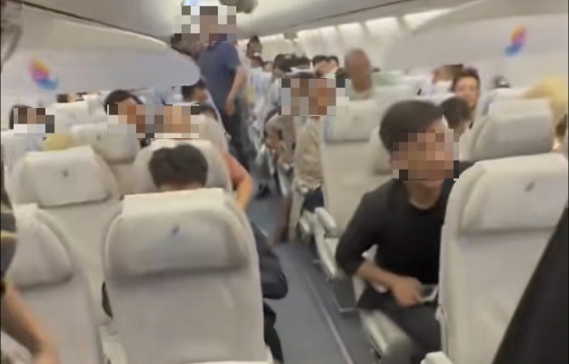引众怒！飞机滑出后，女子强行要求下机！原因令人无语