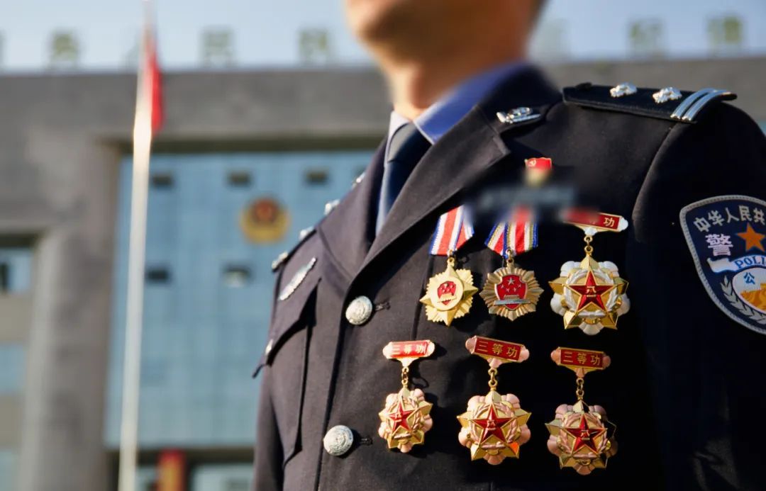 领奖不能露脸?!上台前3分钟,他还忙着... 领奖不能露脸?!上台前3分钟,他还忙着...