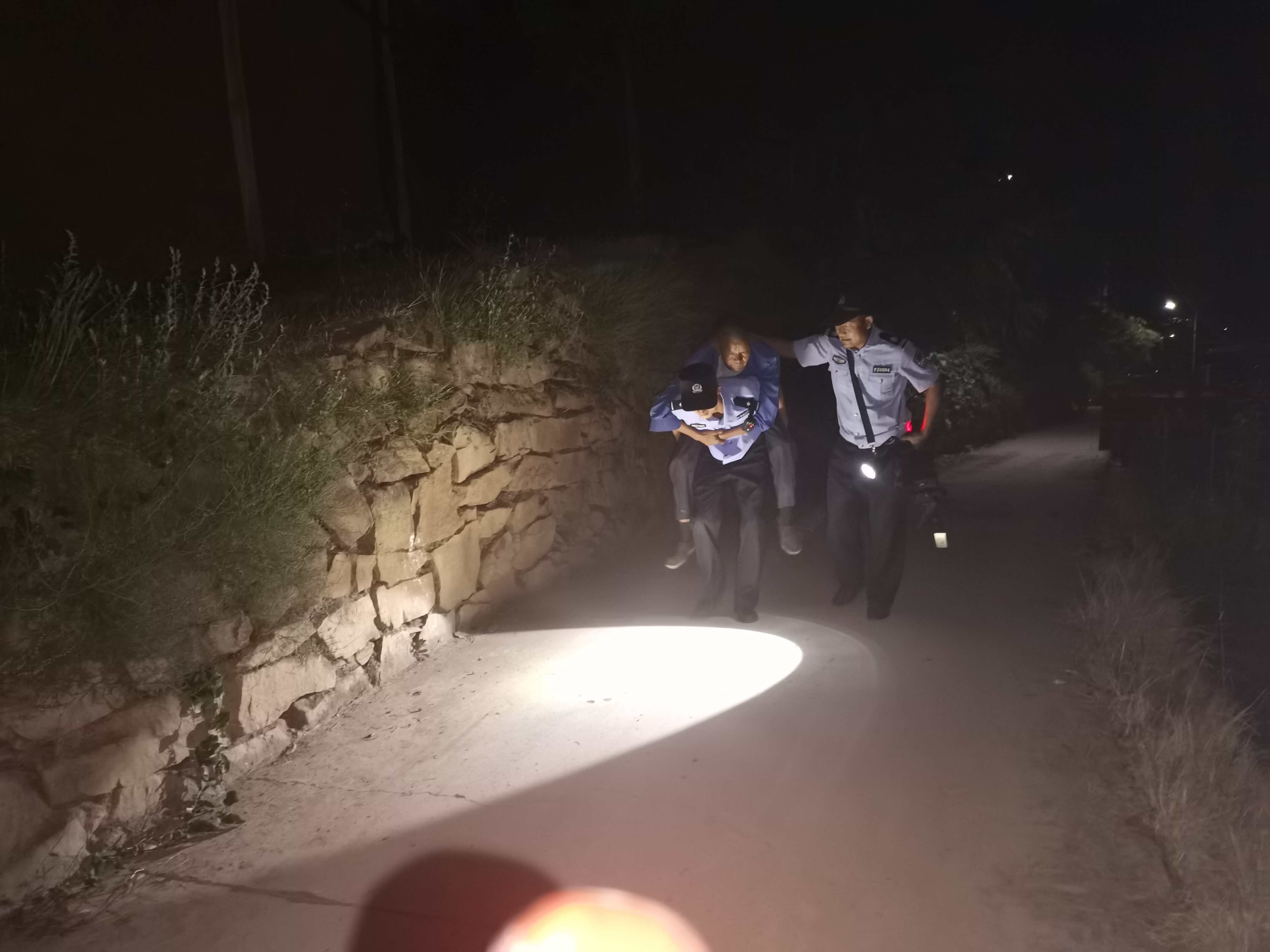 “奶,你怎么把派出所的人喊来修灯了!” “奶,你怎么把派出所的人喊来修灯了!”