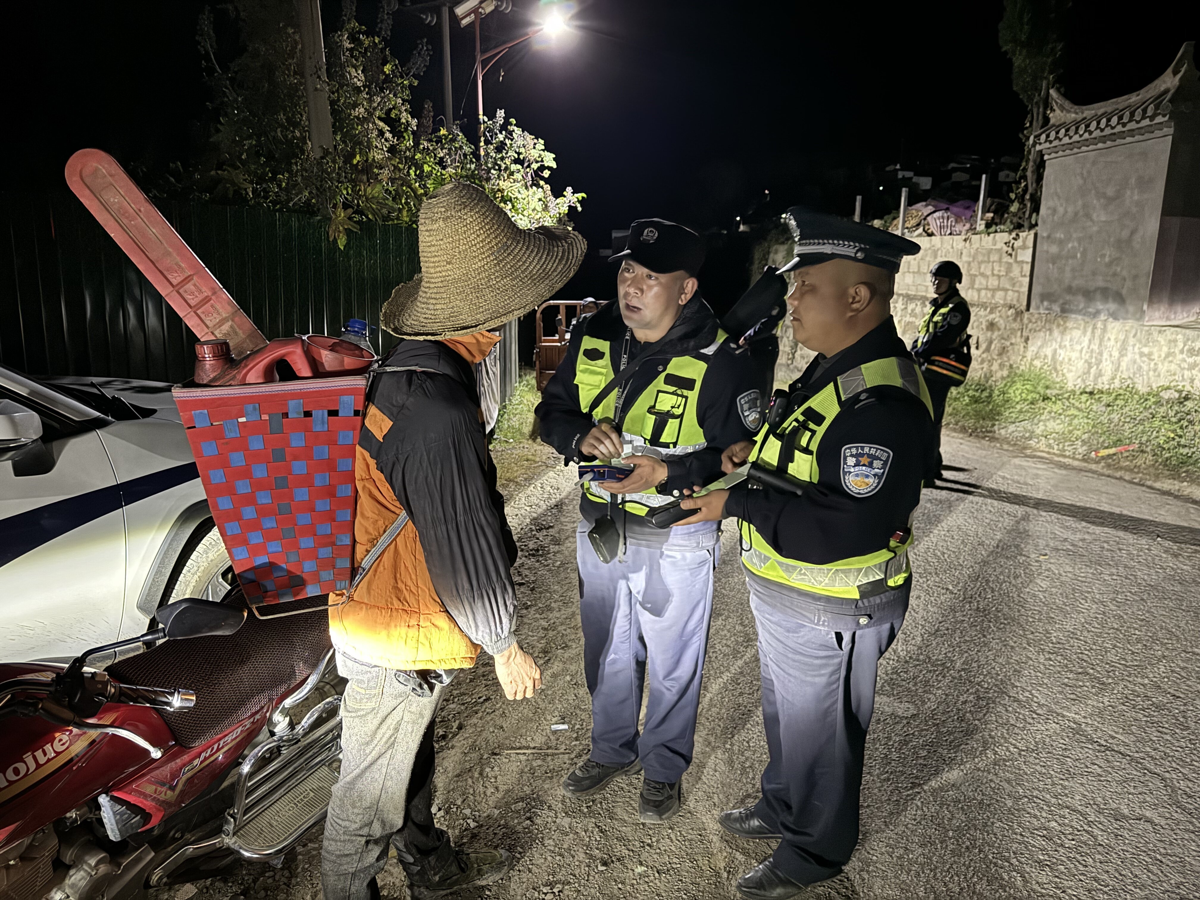 “奶,你怎么把派出所的人喊来修灯了!” “奶,你怎么把派出所的人喊来修灯了!”