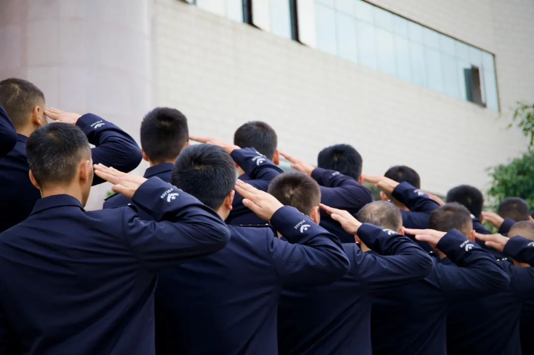 领奖不能露脸?!上台前3分钟,他还忙着... 领奖不能露脸?!上台前3分钟,他还忙着...