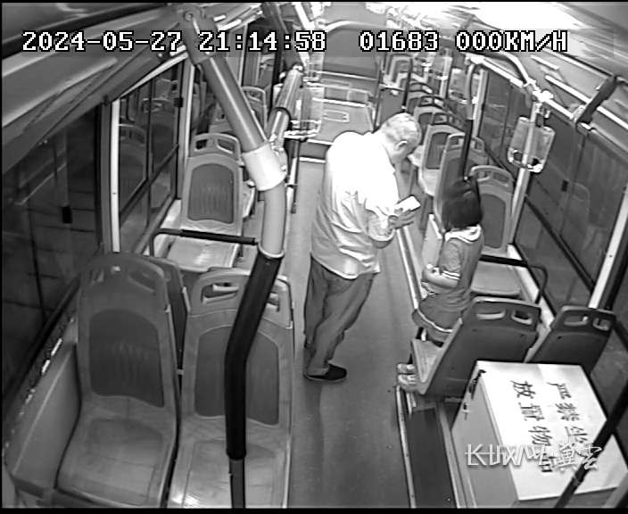 深夜,公交车上“捡”到一名小女孩…… 深夜,公交车上“捡”到一名小女孩……