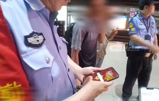 分身术?男子人在家里坐,“分身”却上了高铁! 分身术?男子人在家里坐,“分身”却上了高铁!