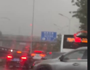 北京遭遇狂风，暴雨，冰雹！多处树木被刮倒，部分地铁延误，今日晚高峰交通压力大！