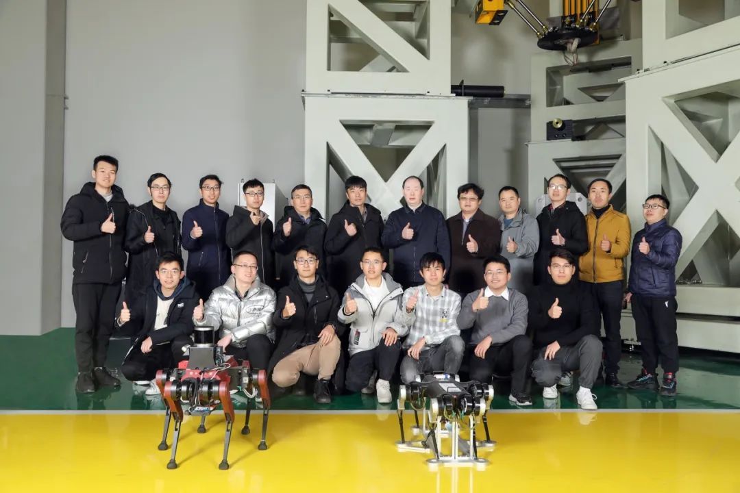 “六条腿”的机器人？！高校的这项科技太帅了！
