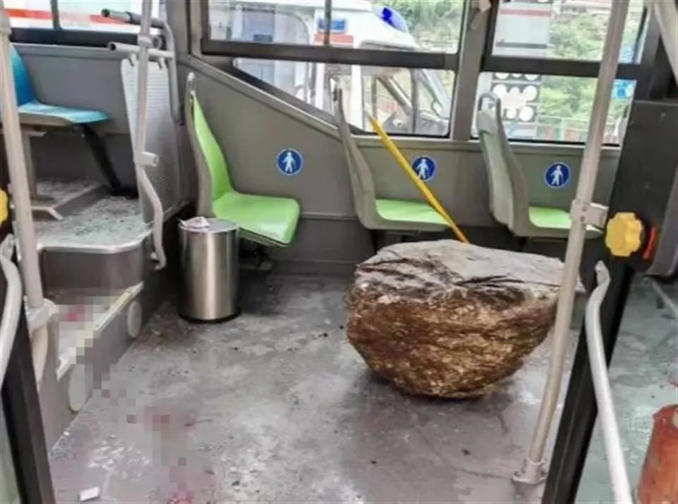 落石砸中公交车致1人死亡! 落石砸中公交车致1人死亡!