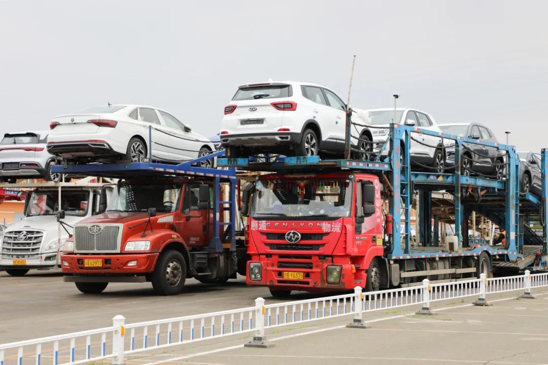 小汽车搭乘专列出国啦! 小汽车搭乘专列出国啦!