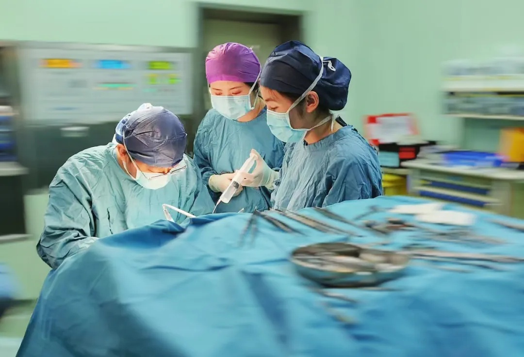 太危险!3岁幼儿从二楼阳台坠落,一度出现哭闹、嗜睡、呕吐症状 太危险!3岁幼儿从二楼阳台坠落,一度出现哭闹、嗜睡、呕吐症状