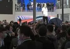 特斯拉“车顶女”被判道歉，赔偿17万元