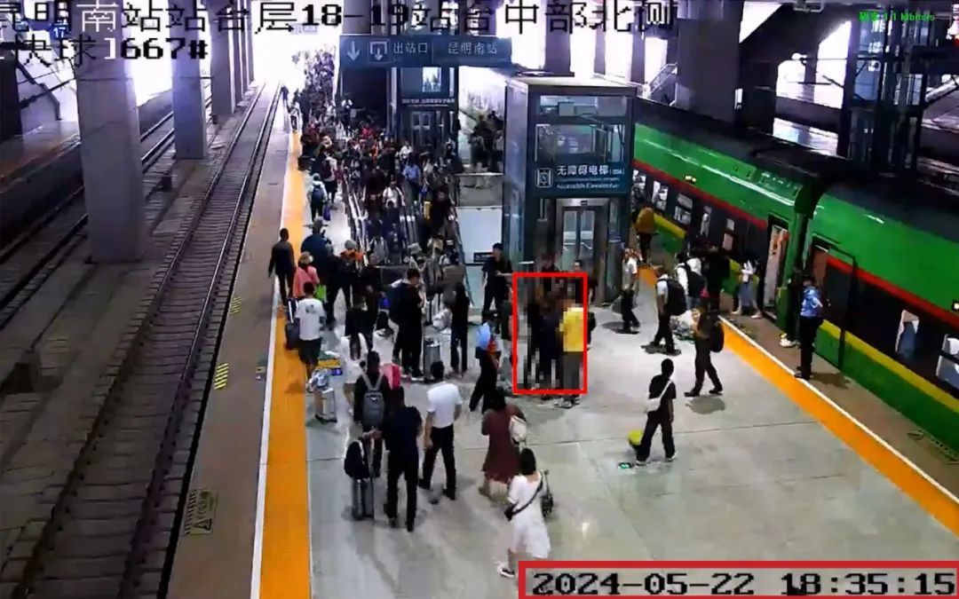 领奖不能露脸?!上台前3分钟,他还忙着... 领奖不能露脸?!上台前3分钟,他还忙着...