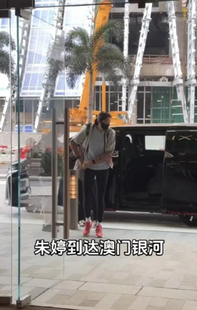 冲上热搜!她正式复出! 冲上热搜!她正式复出!