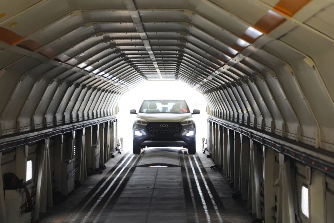 小汽车搭乘专列出国啦! 小汽车搭乘专列出国啦!