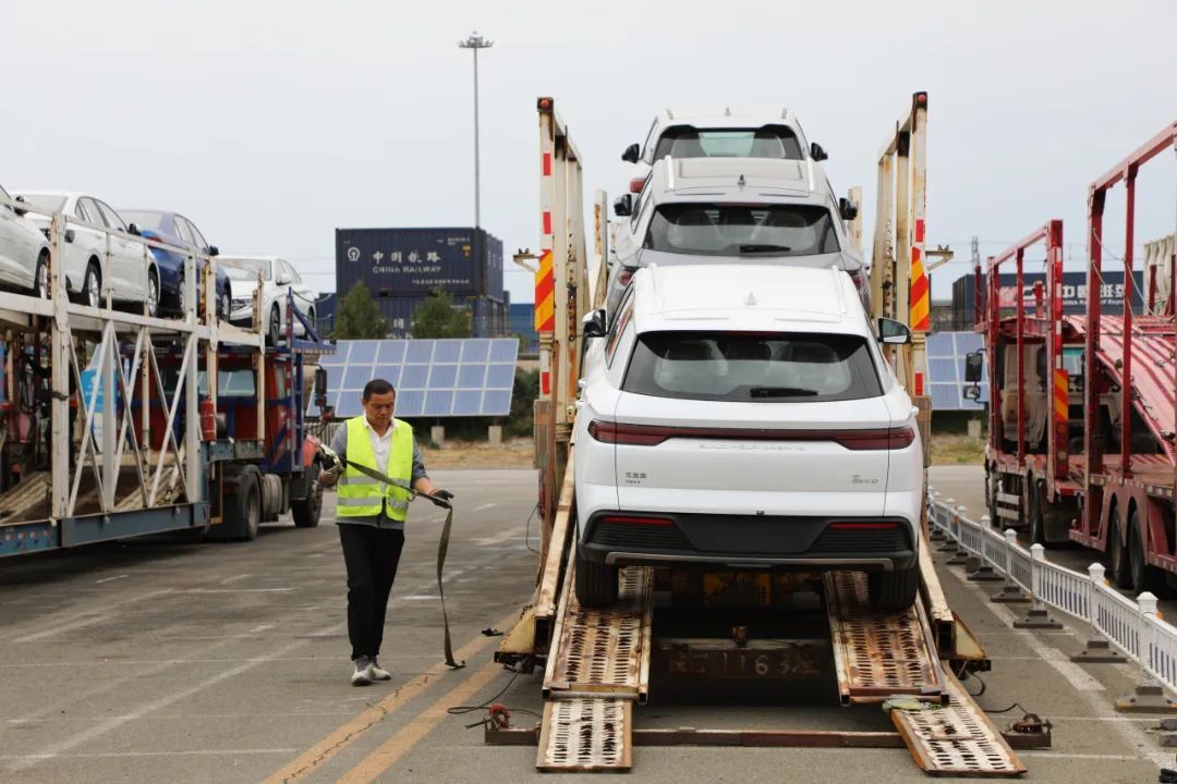 小汽车搭乘专列出国啦! 小汽车搭乘专列出国啦!