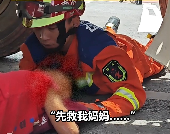 看哭了！昆明一对母子骑电动车不慎被卷入大车底，关键时刻，孩子说……
