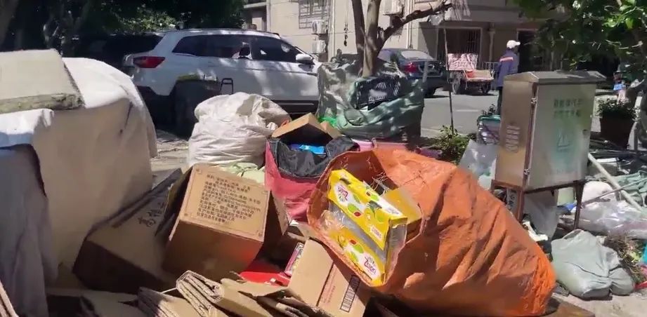 毁绿种菜、浇粪施肥、搭违建、飞线充电……这个小区问题数不完，管理“躺平”？