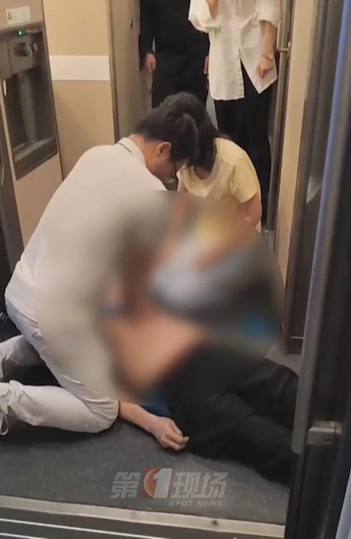 这一跪太帅了！一男子突发心脏病，深圳女医生跪地救助