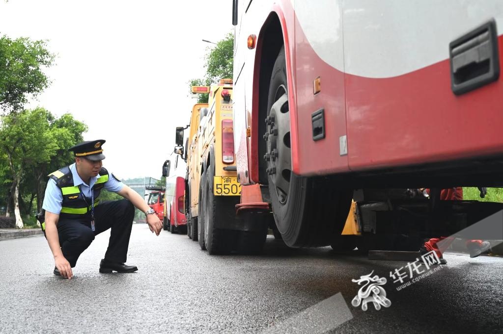 查获违规大客车32台!重庆中心城区开展大客车非法营运集中整治 查获违规大客车32台!重庆中心城区开展大客车非法营运集中整治