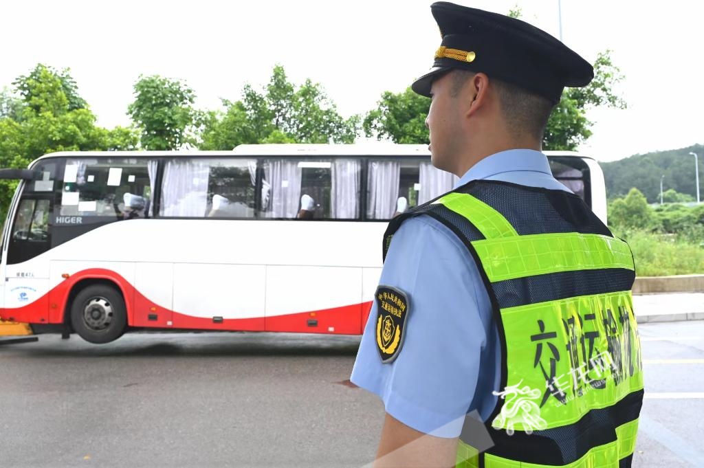 查获违规大客车32台!重庆中心城区开展大客车非法营运集中整治 查获违规大客车32台!重庆中心城区开展大客车非法营运集中整治