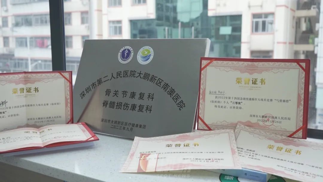 这一跪太帅了！一男子突发心脏病，深圳女医生跪地救助