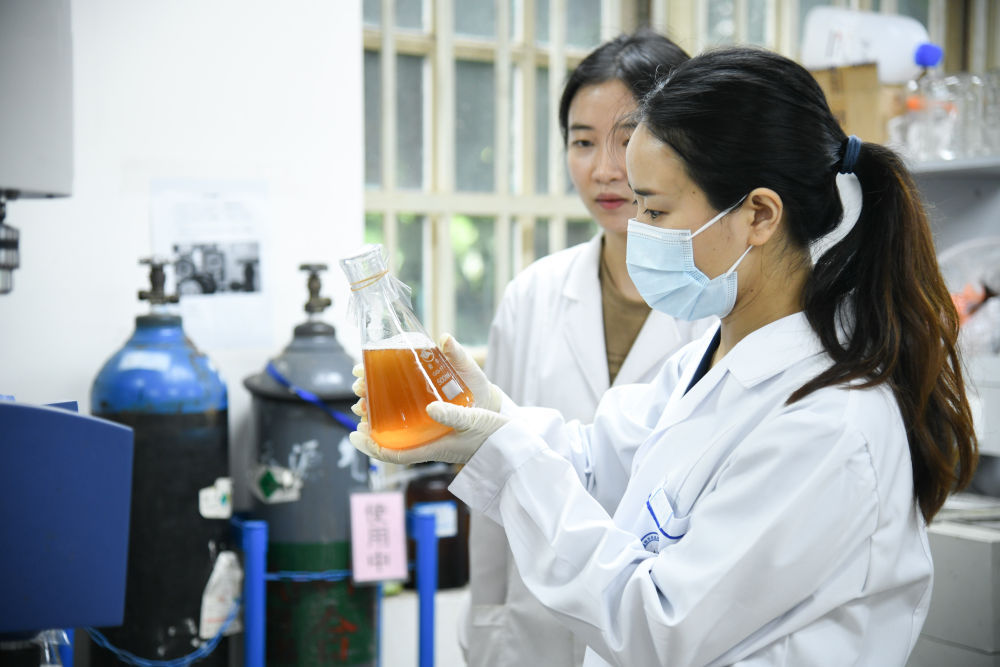 在污水中找“宝贝”的青年科技工作者 在污水中找“宝贝”的青年科技工作者