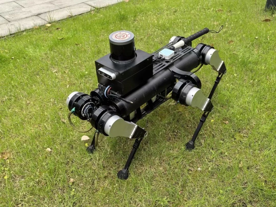 “六条腿”的机器人？！高校的这项科技太帅了！