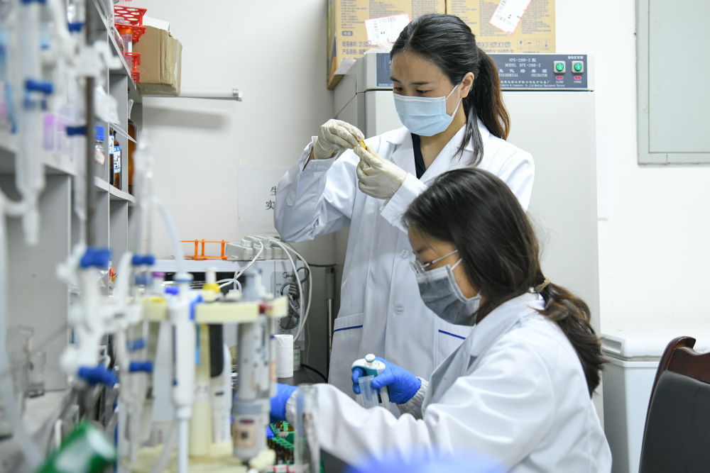 在污水中找“宝贝”的青年科技工作者 在污水中找“宝贝”的青年科技工作者