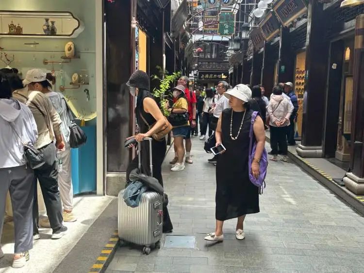 想想就肉疼！存一个收费80元？有人直接扔路边了…