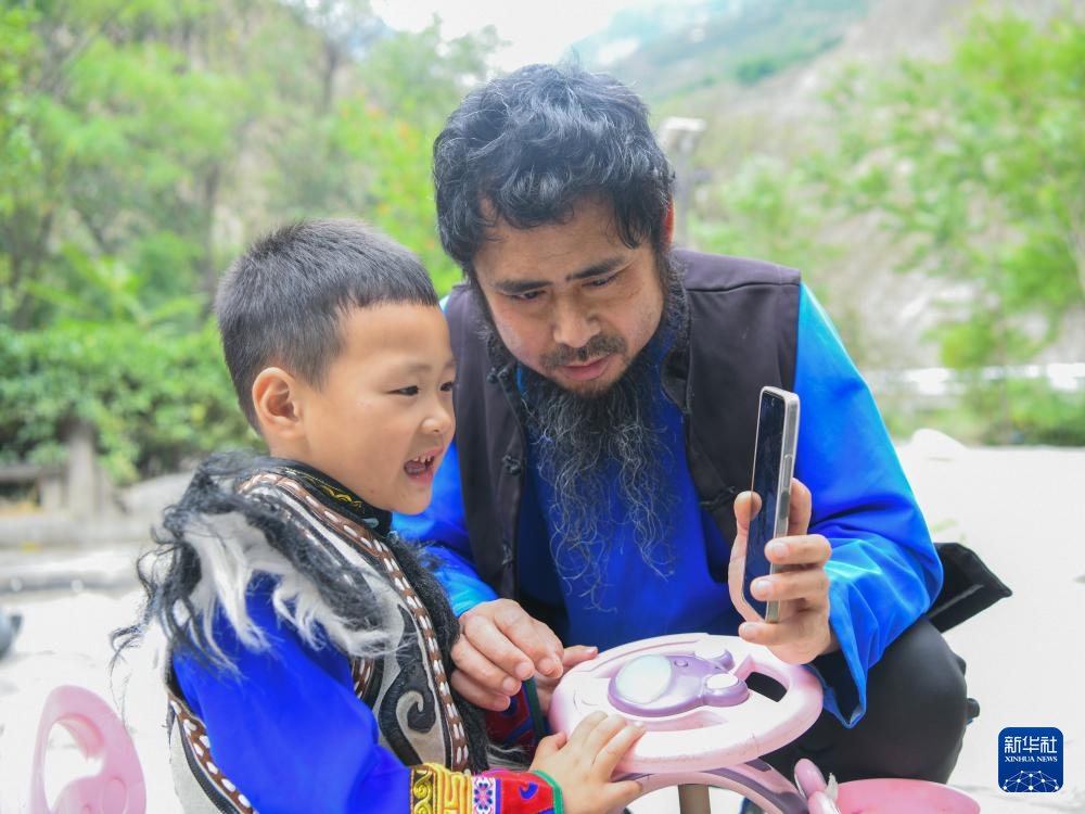 了不起的童年｜羌韵悠悠 3岁萌娃“玩转”羊皮鼓舞